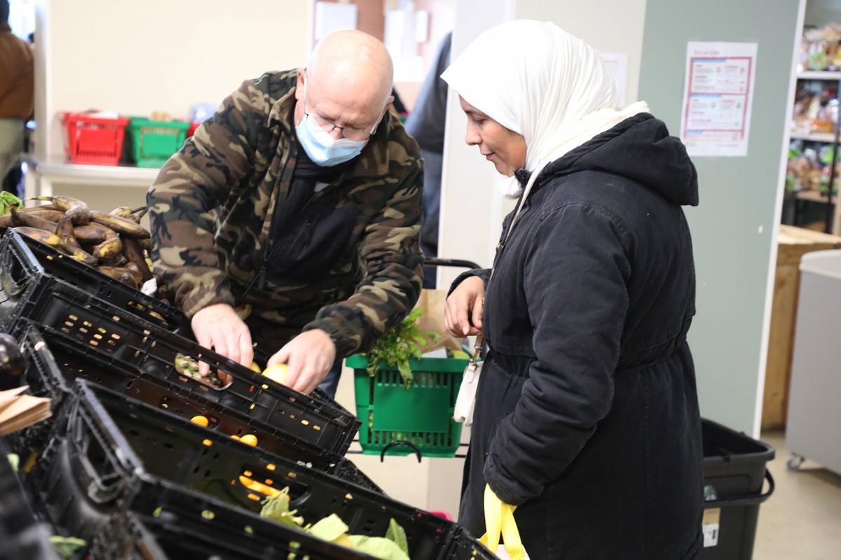 Visibly tired bananas contrast with fresh deliveries from local platforms.
