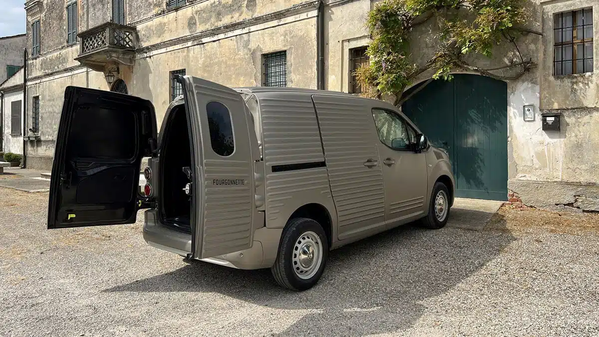 Rear view with ribbed doors and round lights