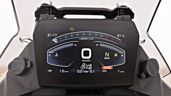 Voge 900 DSX standard tech includes radar and a large TFT