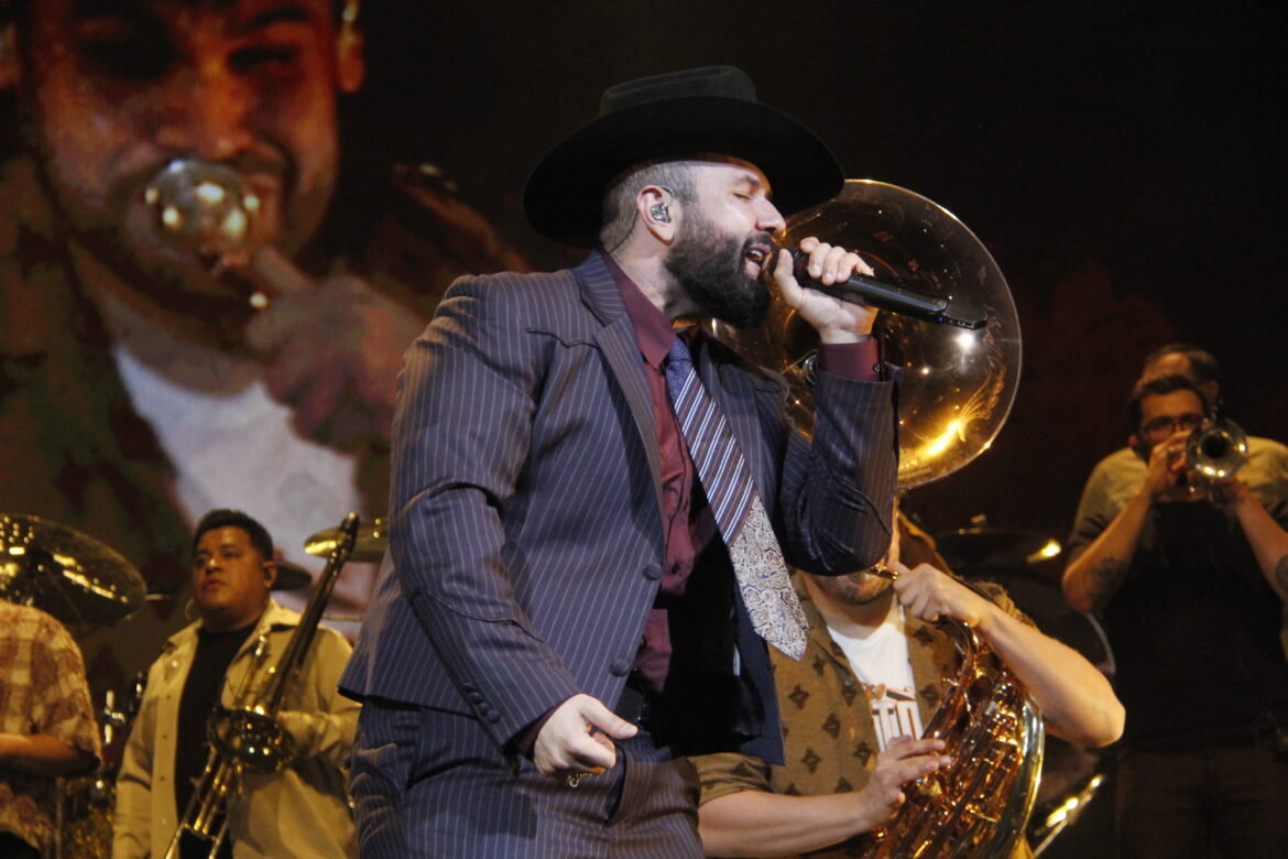 CARIN LEON TOYOTA CENTER HOUSTON 20266