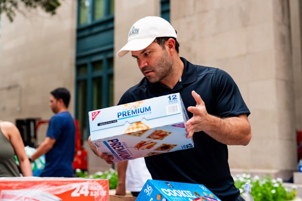 Astros Collect Aid for Venezuela at Daikin Park
