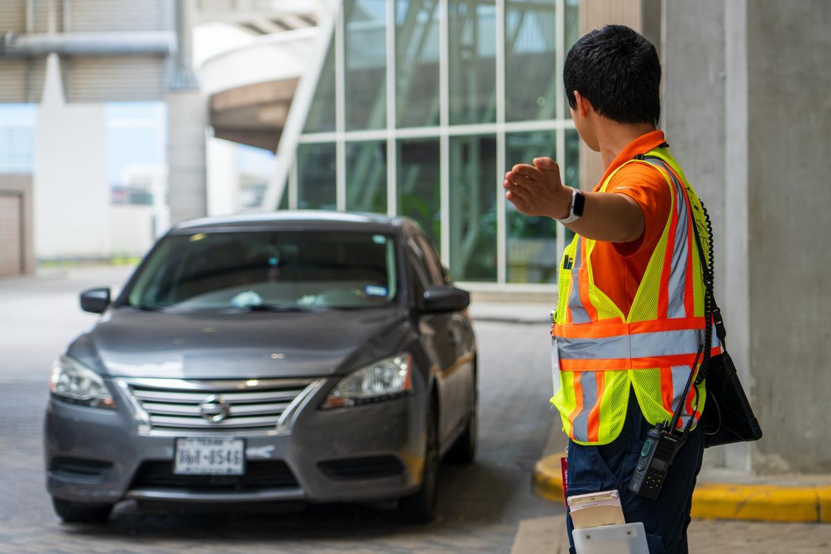 Houston Airport Parking Rates: IAH and Hobby